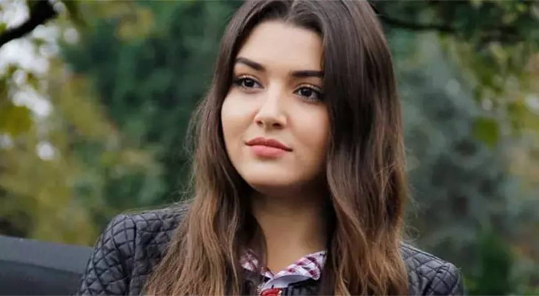 Hande Erçel yine acımamış! Şıklığının bedeli ortaya çıktı: Elbisesinin fiyatı dudak uçuklatıyor 1